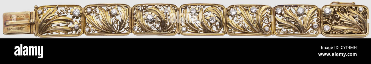 Eva Braun(1912 - 1945),ein goldenes Armband und Ring mit Brillanten aus ihrem persönlichen Besitz Gelbgold mit 21 Brillanten,drei Brillanten jeweils in insgesamt sieben individuell gestalteten Arrays.der Verschluss mit der Aufschrift 'Kleemann HANDARBEIT' und '585'.Gewicht 31,4 g.enthalten ist ein begleitender Ring,ebenfalls aus Gelbgold,im gleichen Stil mit drei Brillanten,die Innenfläche gestanzt '585'.Gewicht 5.7 g.Diese Luxusstücke sind in hervorragender filigraner Kunst der Goldschmiede gefertigt.EIN modernes Armband dieser Qualität würde leicht die s übertreffen,Additional-Rights-Clearences-nicht verfügbar Stockfoto