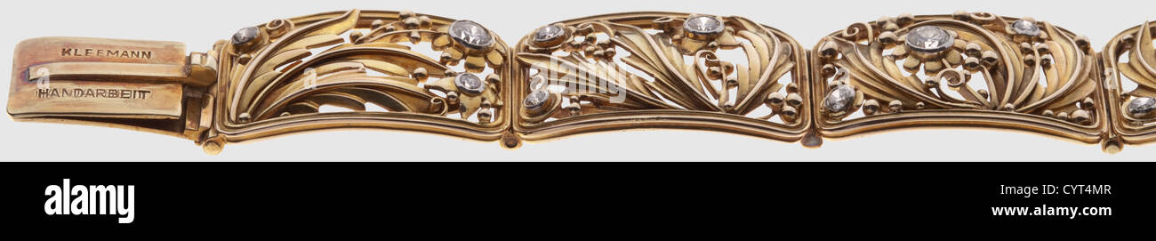 Eva Braun(1912 - 1945),ein goldenes Armband und Ring mit Brillanten aus ihrem persönlichen Besitz Gelbgold mit 21 Brillanten,drei Brillanten jeweils in insgesamt sieben individuell gestalteten Arrays.der Verschluss mit der Aufschrift 'Kleemann HANDARBEIT' und '585'.Gewicht 31,4 g.enthalten ist ein begleitender Ring,ebenfalls aus Gelbgold,im gleichen Stil mit drei Brillanten,die Innenfläche gestanzt '585'.Gewicht 5.7 g.Diese Luxusstücke sind in hervorragender filigraner Kunst der Goldschmiede gefertigt.EIN modernes Armband dieser Qualität würde leicht die s übertreffen,Additional-Rights-Clearences-nicht verfügbar Stockfoto