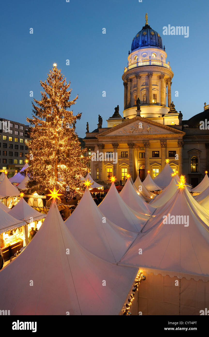 Winterzauber, Weihnachtszauber, Weihnachtsmarkt am Gendarmenmarkt quadratisch, Deutscher Dom Kathedrale, Berlin, Deutschland, Europa Stockfoto