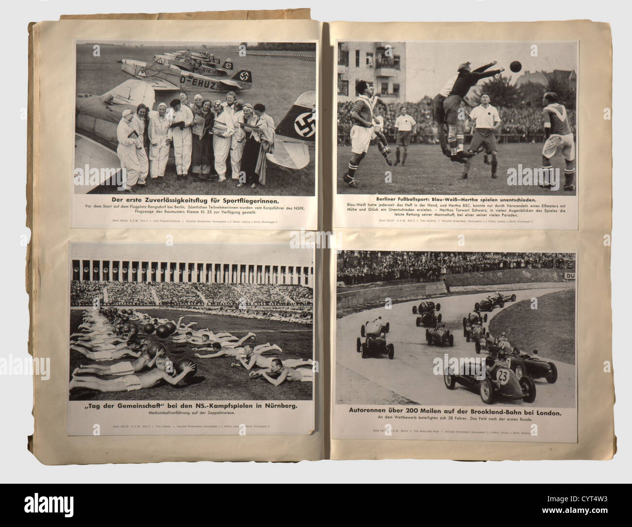 Vier Fotoalben einer Fotoagentur im 3. Reich,großformatige Bilder mit Beschreibungen vier großformatige Fotoalben (30 x 43 cm) mit insgesamt ca. 730 Pressefotos von hervorragender Qualität, meist in 18 x 24 cm Größe, eingeklebt und kommentiert. Sehr beeindruckende Fotos aus der Zeit des Dritten Reiches, mit politischen, militärischen (Kampagnen gegen Polen, Frankreich, etc.), Kunst, Sport und Film-Bilder. Inspektion empfohlen. Eine interessante Gruppierung mit hochwertigen Fotos,historisch,historisch,Menschen,1930er,20th century,NS,Nationalsozialismus,Nationalsozialismus,T,Zusatzrechte-Clearences-nicht verfügbar Stockfoto