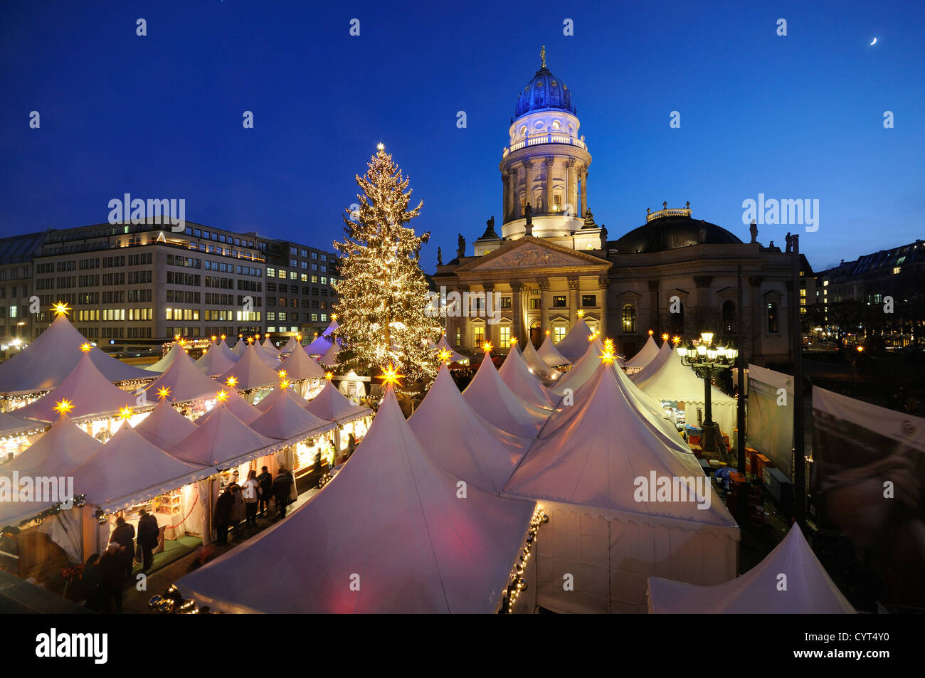 Winterzauber, Weihnachtszauber, Weihnachtsmarkt am Gendarmenmarkt quadratisch, Deutscher Dom Kathedrale, Berlin, Deutschland, Europa Stockfoto