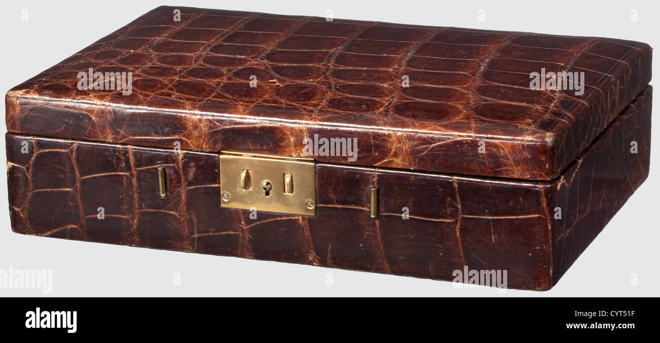 Eva Braun(1912 - 1945),eine Schmuckschatulle aus Krokodilleder im Art Déco Stil,eine aufwendig gefertigte Schachtel aus Krokodilleder mit Messingschloss (Schlüssel fehlt).29 x 20 cm.die Box wurde verwendet, um Eva Brauns Schmuck zu bewahren und gibt Zeugnis von ihrem Sinn für Luxus,ein sehr teures Accessoire für die Zeit und Wahrscheinlich ein Geschenk Hitlers.der Koffer kommt wie die vorherigen Lose aus Eva Brauns Wohnung in der Wasserburger Landstr.12 und wurde von ihrer Schwester Gretl übernommen.Herkunft: Margarete 'Gretl' Braun,verheiratet mit Hermann Fegelein(3.6.1944) und später mit ,Additional-Rights-Clearences-nicht verfügbar Stockfoto