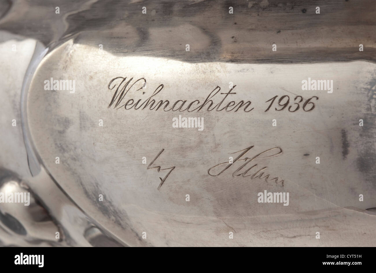 Die folgenden Lose stammen aus dem Besitz von Wolf Rüdiger Hess - Sohn von Rudolf Hess, geboren am 26. April 1894 in Alexandria in Ägypten, gestorben am 17. August 1987 in Berlin. Rudolf Hess heiratete Ilse Pröhl im Jahre 1927, die Tochter eines Arztes, nachdem Hitler sugg hatte, EINE große silberne Schale mit Glaseinsatz Weihnachtsgeschenk von Adolf Hitler 1936 in bauchiger Form, Barockstil, vier Füße, gewellter Rand. Die Vorderseite w,historisch,historisch,1930er,20th century,NS,Nationalsozialismus,Nationalsozialismus,Drittes Reich,Deutsches Reich,Deutschland,Deutsch,Nationalsozialist,Nazi,Nazizeit,Faschismus,Zusatzrechte-Clearences-nicht verfügbar Stockfoto