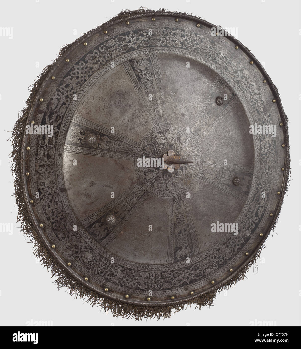 Ein französischer oder italienischer geätzter kreisförmiger Schild mit Originalfutter, ca. 1600 leicht gewölbter Schild mit flachem versetzten Rand und stark unter und umrandeten Flansch gedreht.geätzte dekorative Streifen mit Band Dekoration, zentrale Spitze mit Vergoldung, ornamentale Eisenrosette.die vier gerillten Nieten auf dem Griff mit Überresten der Vergoldung, kontinuierliche Futter Messing Nieten.der Rücken Mit dem Original-Futter aus goldbraunem Ziegenleder.die Griffe (eine gebrochen) aus Ziegenleder mit Rosshaar gefüttert, die Nieten mit vergoldeten Zierscheiben, blütenförmig.der zentrale Teil, der, zusätzliche-Rechte-Clearenzen-nicht verfügbar Stockfoto