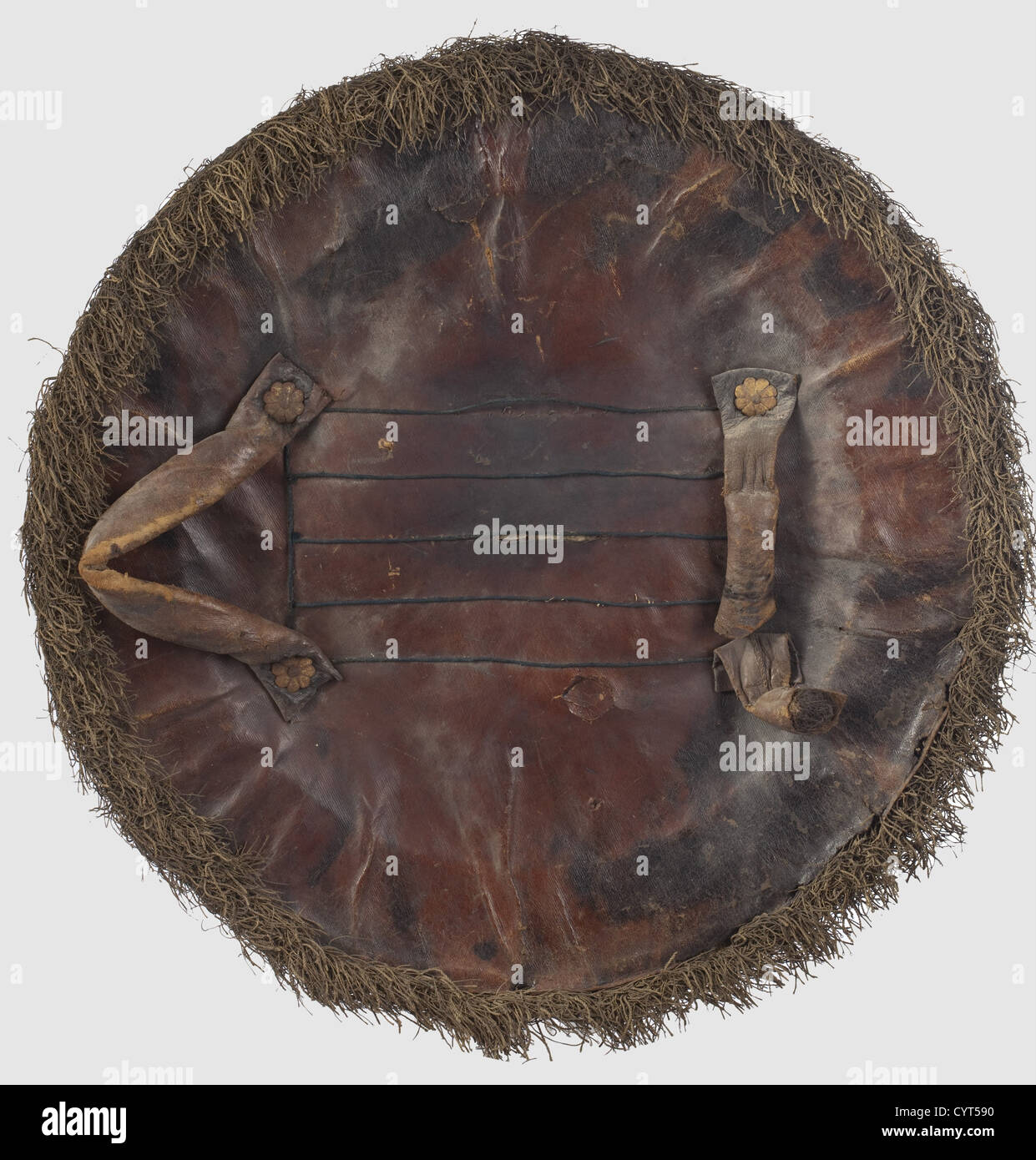 Ein französischer oder italienischer geätzter kreisförmiger Schild mit Originalfutter, ca. 1600 leicht gewölbter Schild mit flachem versetzten Rand und stark unter und umrandeten Flansch gedreht.geätzte dekorative Streifen mit Band Dekoration, zentrale Spitze mit Vergoldung, ornamentale Eisenrosette.die vier gerillten Nieten auf dem Griff mit Überresten der Vergoldung, kontinuierliche Futter Messing Nieten.der Rücken Mit dem Original-Futter aus goldbraunem Ziegenleder.die Griffe (eine gebrochen) aus Ziegenleder mit Rosshaar gefüttert, die Nieten mit vergoldeten Zierscheiben, blütenförmig.der zentrale Teil, der, zusätzliche-Rechte-Clearenzen-nicht verfügbar Stockfoto