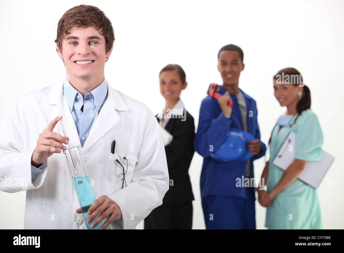 Porträt von lächelnden Chemiker und andere Arbeitnehmer Stockfoto