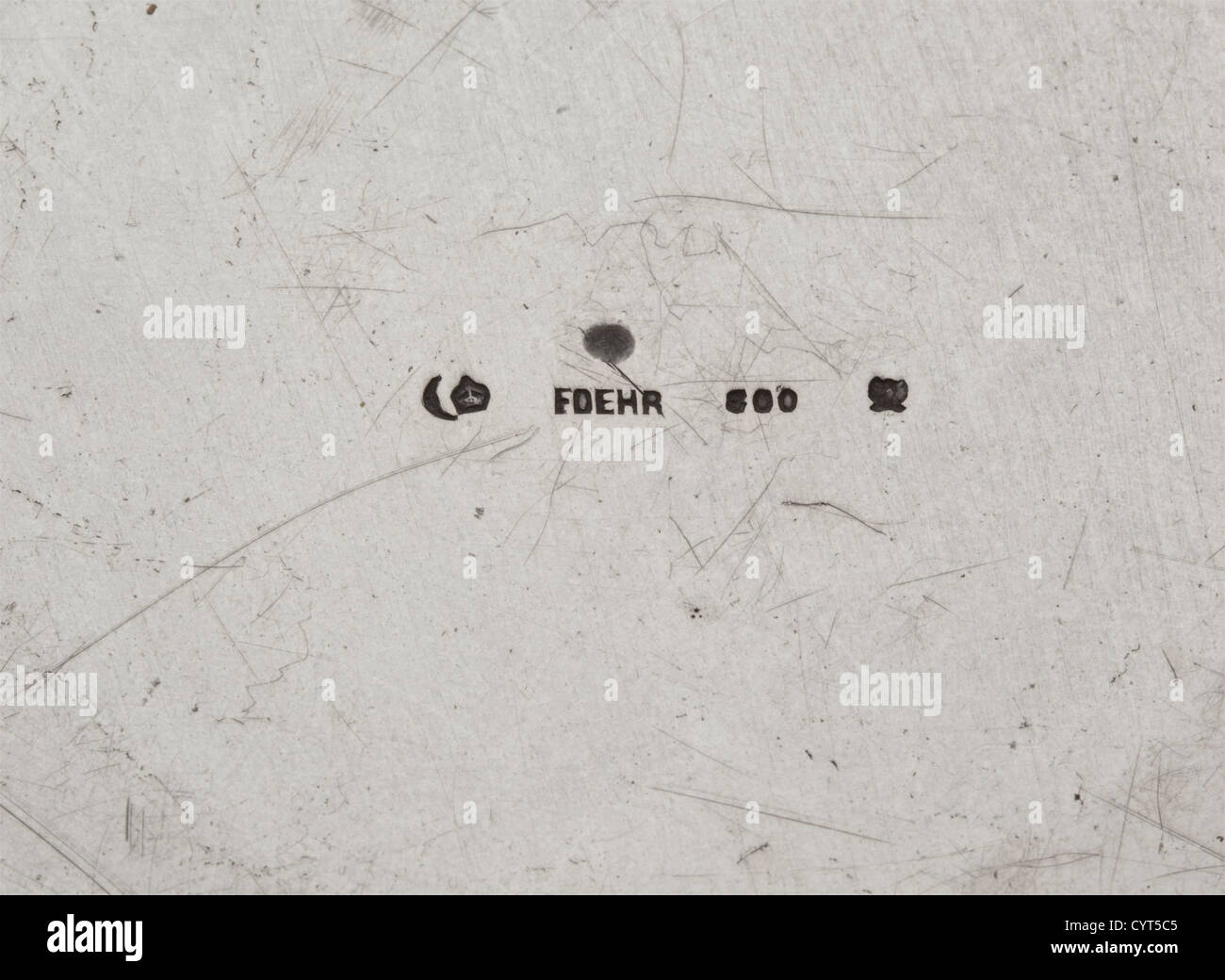 Graf Ferdinand von Zeppelin(1838 - 1917),zwei große Teller aus seinem persönlichen Tafelsilber Königlich Württembergischer Hofjuwelier Föhr,Stuttgart ca. 1900.Silber,jeweils gestanzt 'Föhr' und '800M' am Boden,gekrümmter Rand,der Rand mit dem von Zeppelin Wappen eingraviert.Durchmesser 32 und 32.5 cm,Gewicht 929 und 982 g.Graf Ferdinand von Zeppelin begann sein Militär Laufbahn in der Württembergischen Armee, Kommandant des Uhlan-Regiments 19 in Ulm und als württembergischer Gesandter in Berlin vor seiner Pensionierung als Generalleutnant 1891. Er wurde von ab engagiert,Zusatzrechte-Clearences-nicht verfügbar Stockfoto