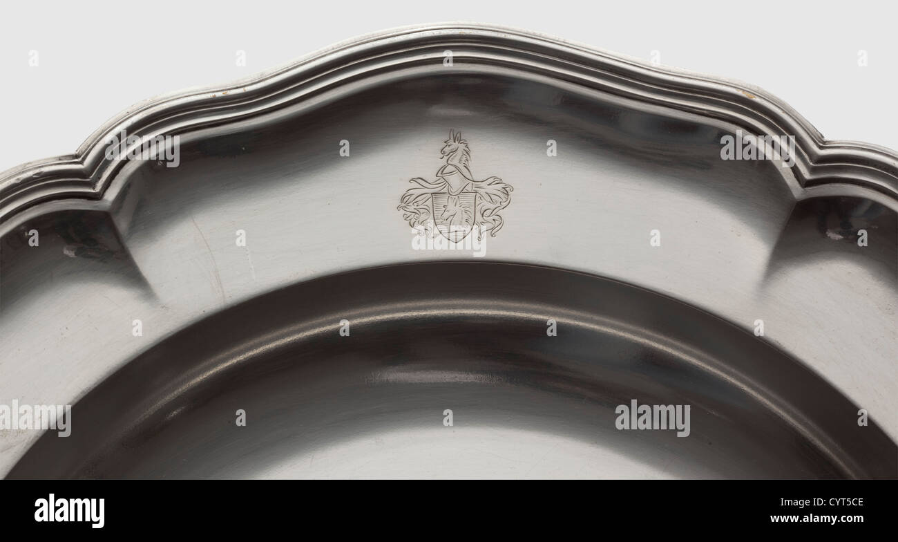Graf Ferdinand von Zeppelin(1838 - 1917),zwei große Teller aus seinem persönlichen Tafelsilber Königlich Württembergischer Hofjuwelier Föhr,Stuttgart ca. 1900.Silber,jeweils gestanzt 'Föhr' und '800M' am Boden,gekrümmter Rand,der Rand mit dem von Zeppelin Wappen eingraviert.Durchmesser 32 und 32.5 cm,Gewicht 929 und 982 g.Graf Ferdinand von Zeppelin begann sein Militär Laufbahn in der Württembergischen Armee, Kommandant des Uhlan-Regiments 19 in Ulm und als württembergischer Gesandter in Berlin vor seiner Pensionierung als Generalleutnant 1891. Er wurde von ab engagiert,Zusatzrechte-Clearences-nicht verfügbar Stockfoto