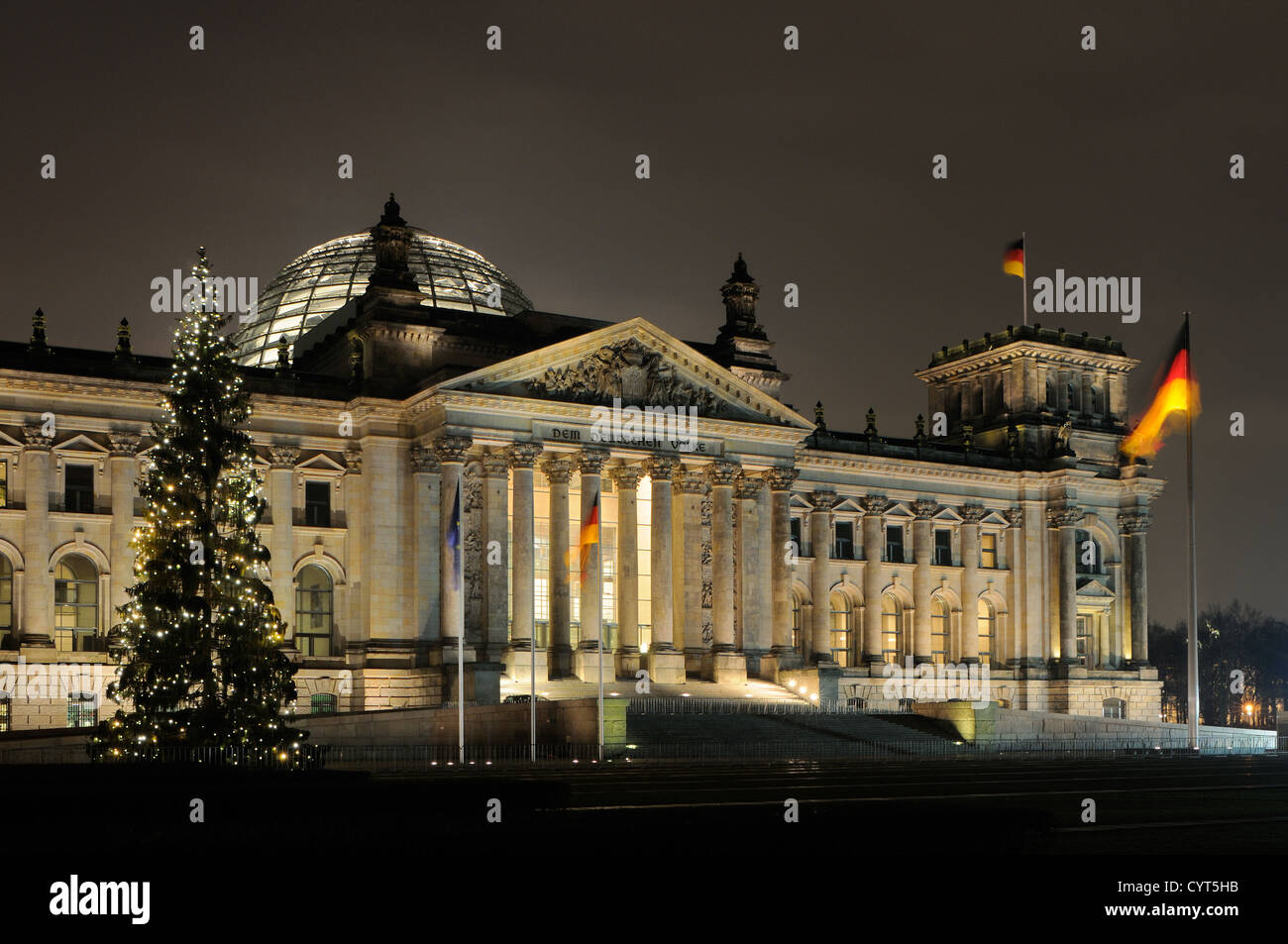 Reichstag Parlament Gebäude in der Weihnachtszeit mit Weihnachtsbaum und deutsche Flagge, Berlin, Deutschland, Europa Stockfoto