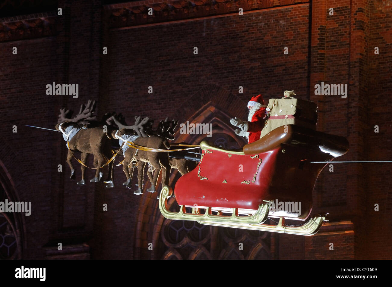 Weihnachtsmann in seinem Schlitten fliegen am Weihnachtsmarkt am Opernpalais vor Friedrichwerdersche Kirche, Berlin, Deutschland. Stockfoto