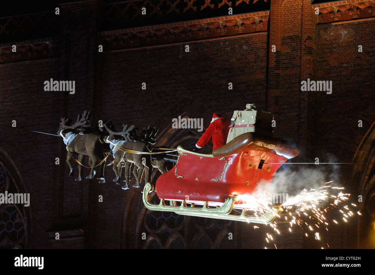 Weihnachtsmann in seinem Schlitten fliegen am Weihnachtsmarkt am Opernpalais vor Friedrichwerdersche Kirche, Berlin, Deutschland. Stockfoto