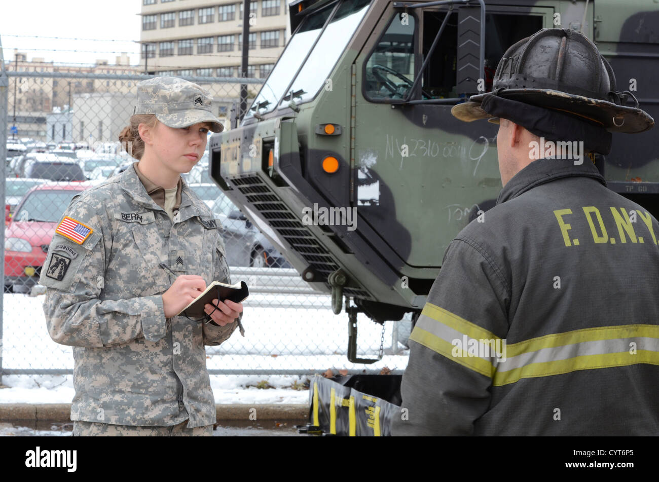 Meghan Berry interviewt einen New Yorker Feuerwehrmann in Fort Hamilton, New York, um die Reaktion auf Hurrikan Sandy und die Rolle der Ersthelfer bei der Katastrophenhilfe zu diskutieren. Stockfoto