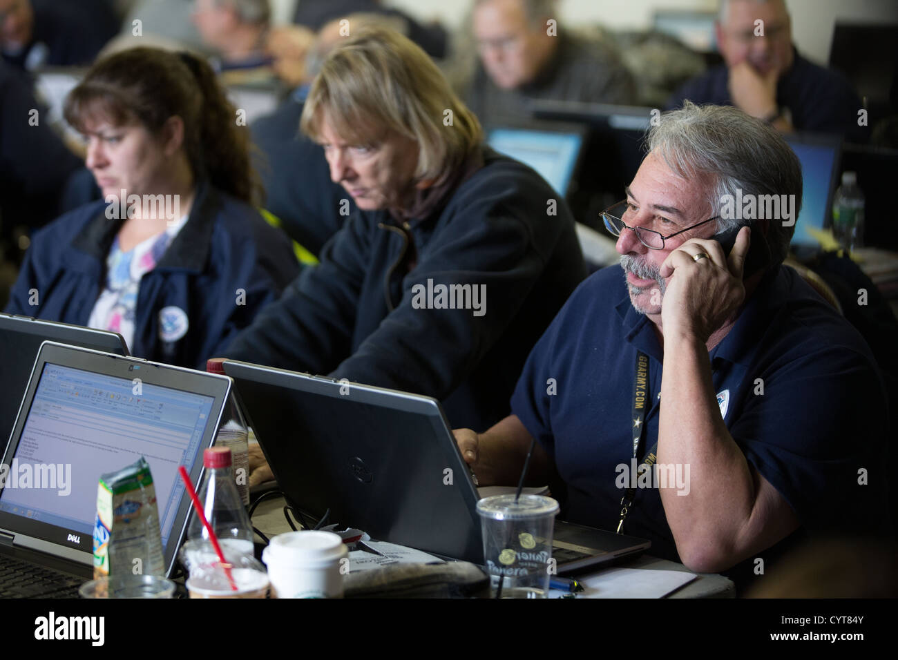 Federal-Beschäftigten bei der Arbeit im ersten Betrieb Anlage auf Reaktion und die Wiederherstellung von Hurrikan Sandy. Stockfoto