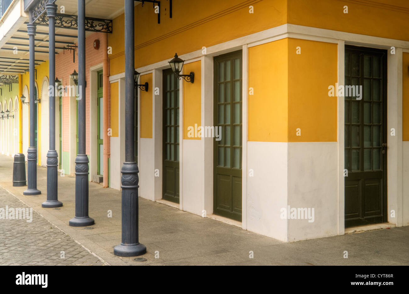 Straße mit europäischen Haus und Flur in Stadt. Stockfoto