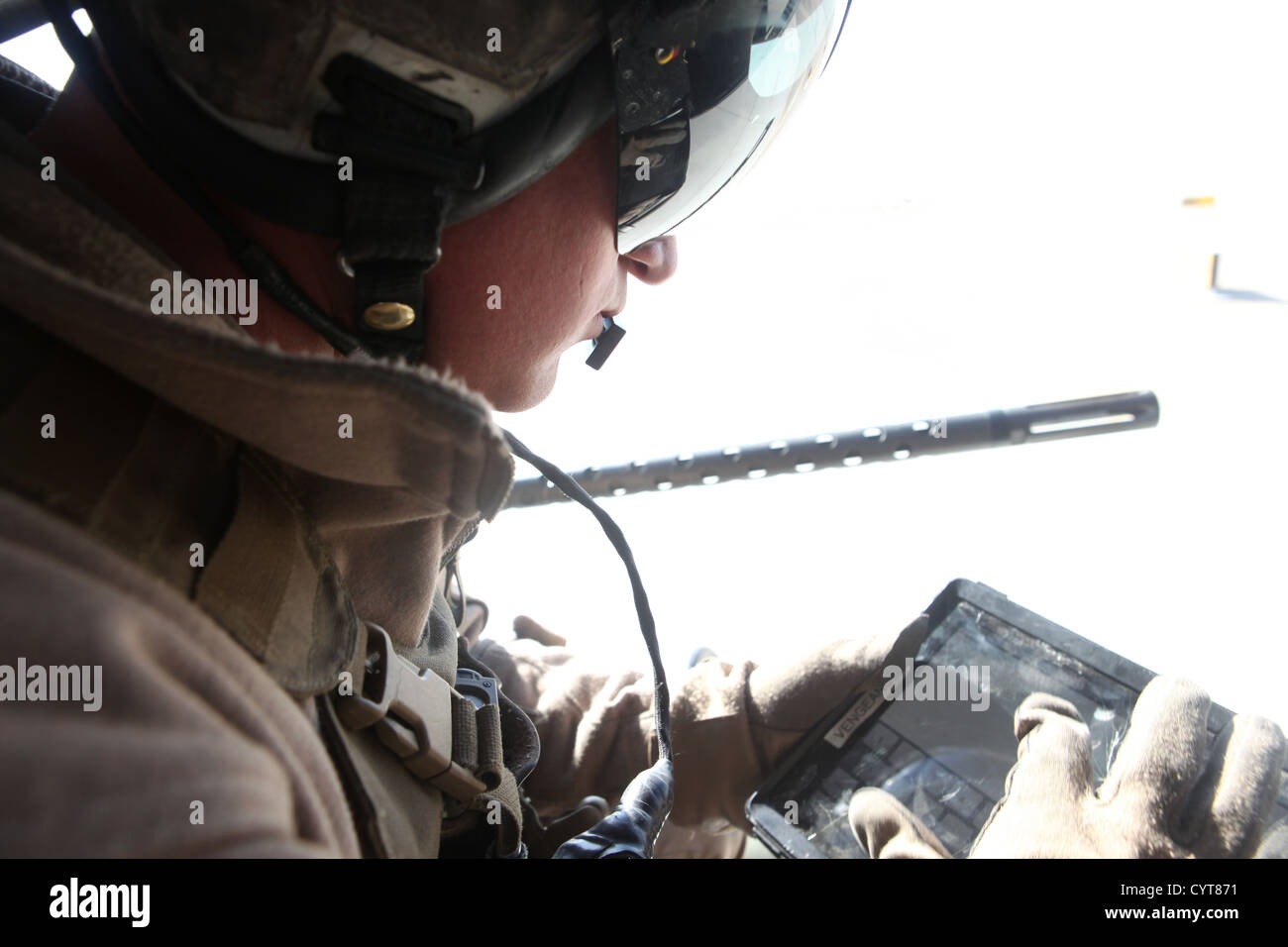 US Marine Corps CPL. Jeffery L. Allen, Crewchief mit Marine Light Attack Helicopter Squadron (HMLA) 469, Marine Aircraft Gruppe 39, 3rd Marine Aircraft Wing (vorwärts), bietet Luftunterstützung über Provinz Helmand, Afghanistan, 8. November 2012. Allen p Stockfoto