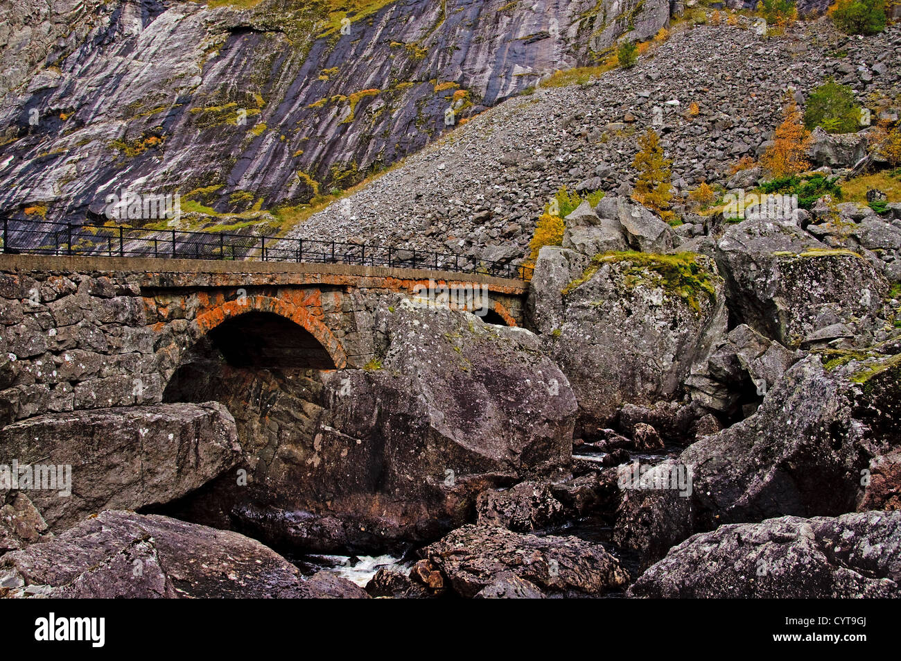 Eine Steinbrücke in einem felsigen Tal. Überquerung eines Flusses, Herbst. Maaboe (M├Ñb├ ©) Tal in Westnorwegen. Stockfoto
