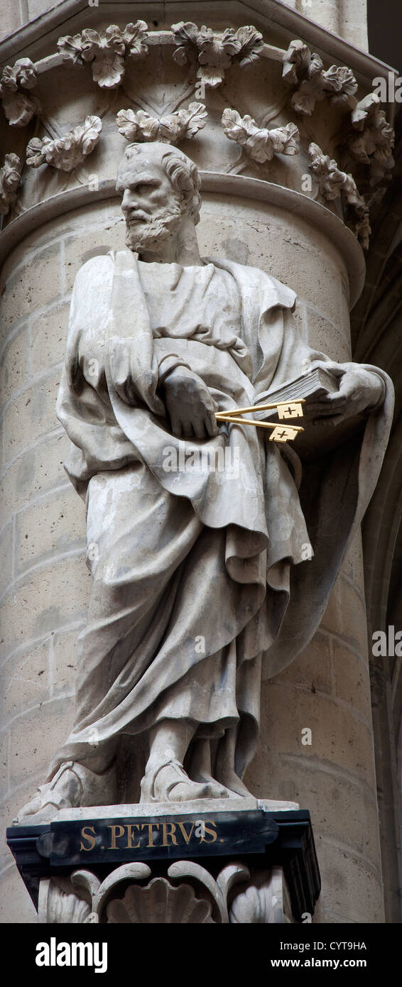Brüssel - Juni 22: Statue des Heiligen Petrus Apostel von gotischen Kathedrale von Sankt Michael am 22. Juni 2012 in Brüssel Stockfoto
