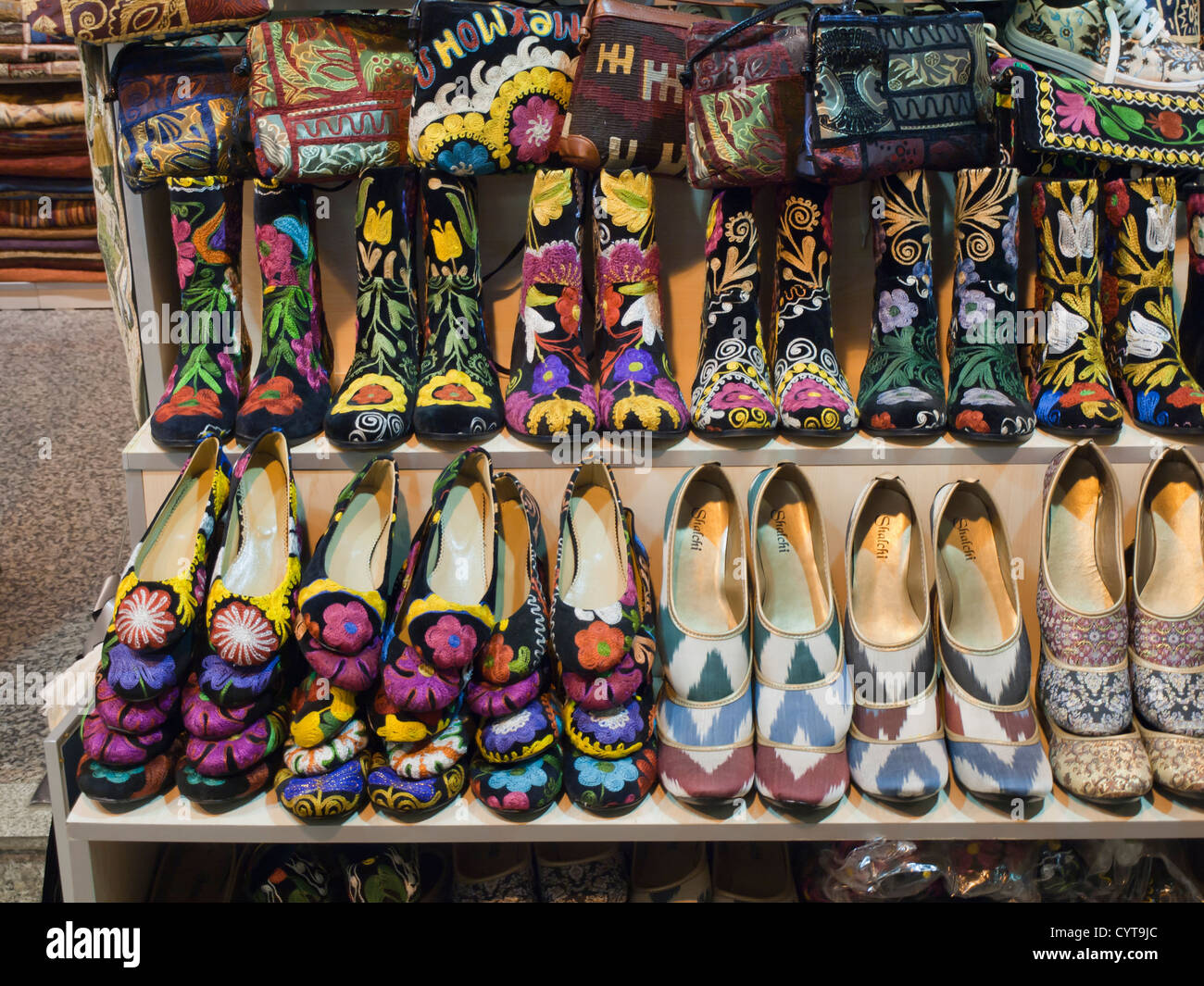 Kapalicarsi, Grand Bazaar oder überdachte Markt in Istanbul Türkei eignet sich für jeden touristischen Geschmack bestickt Schuhe und Stiefel Stockfoto