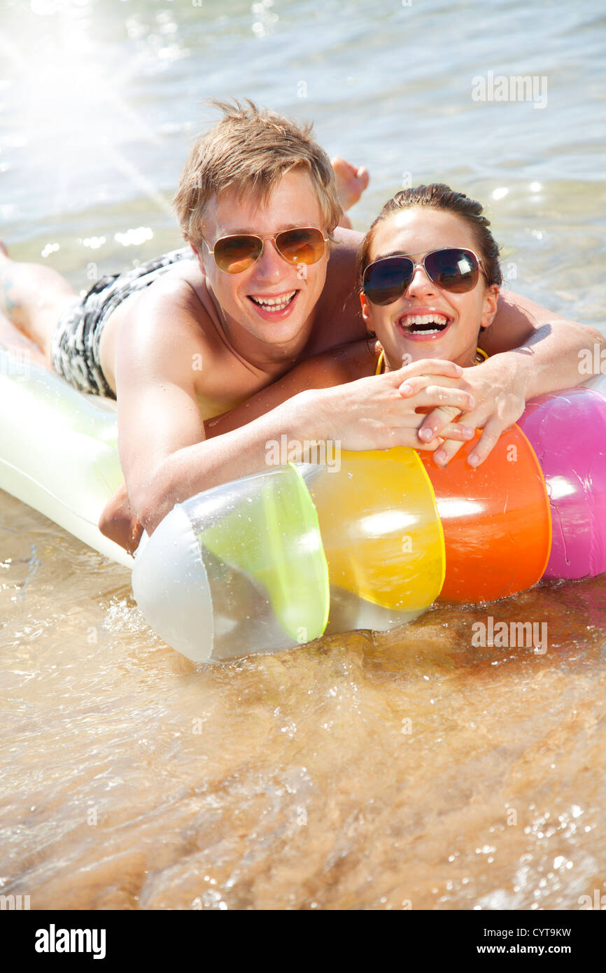 Paare, die Spaß im Meer Stockfoto
