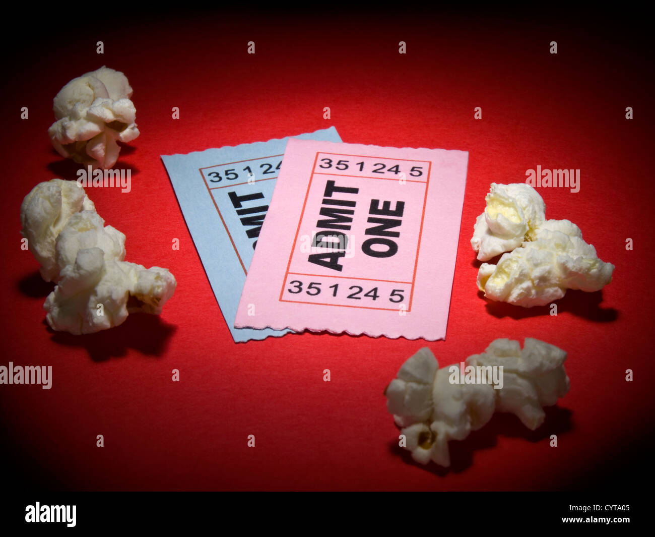 Aufnahme von zwei generische Eintrittskarten und einige Popcorn nahe hautnah. Stockfoto