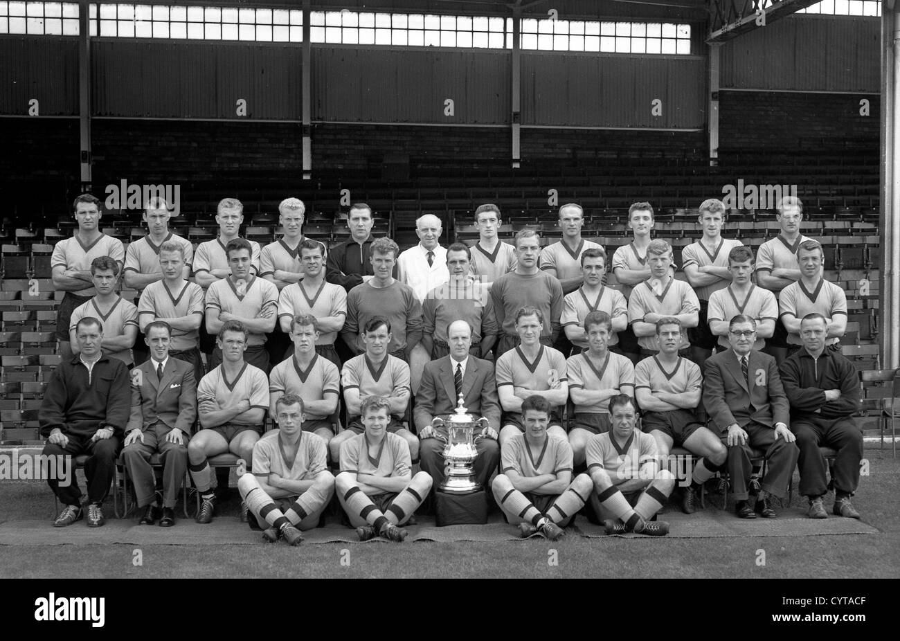 Wolverhampton Wanderers-Fußball-Nationalmannschaft mit Stan Cullis-Manager und den FA-Cup-1960 Stockfoto