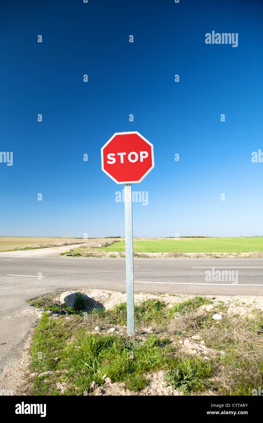 Stoppschild Verkehr neben Straße in Valladolid Spanien Stockfoto