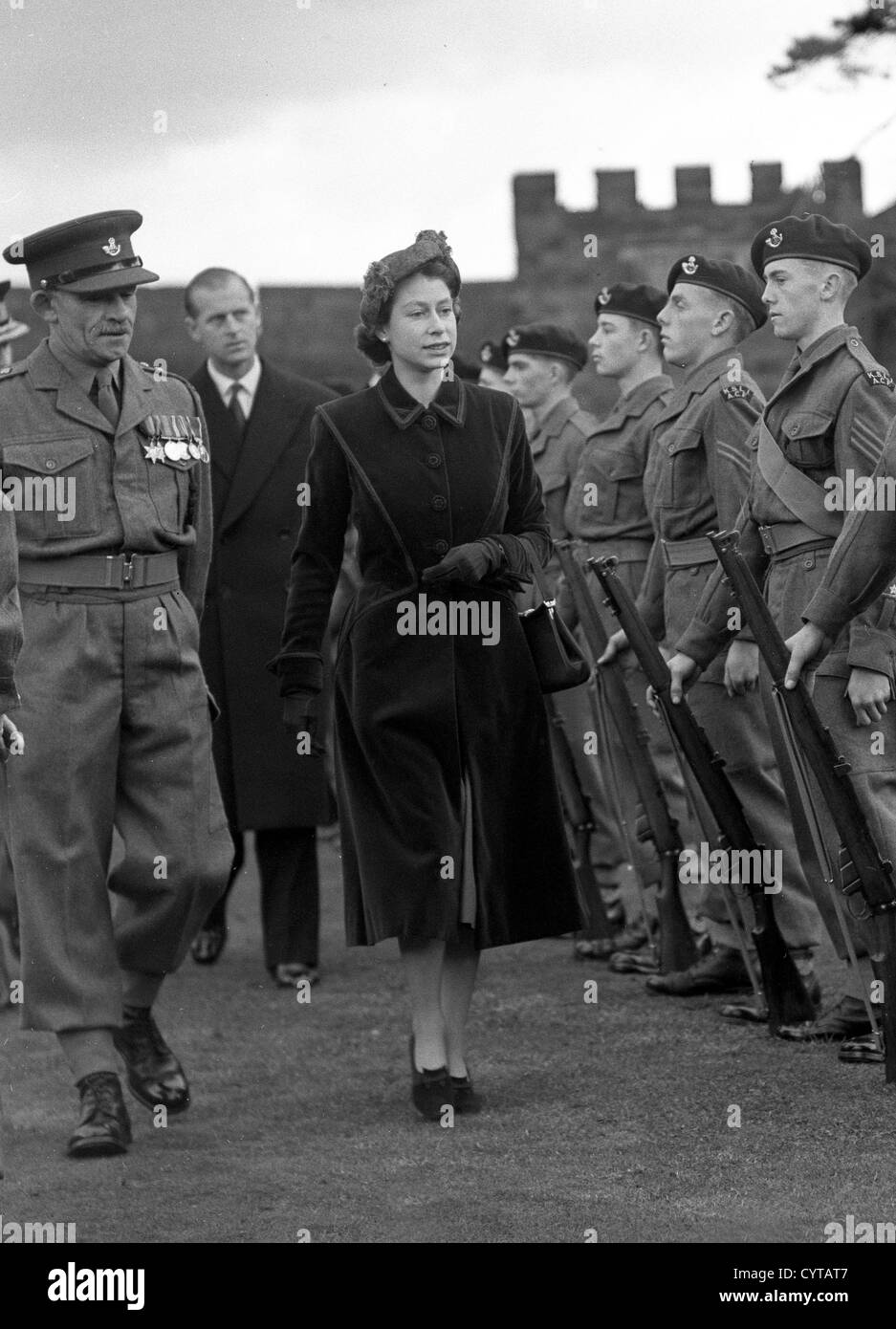 Queen Elizabeth inspiziert Armeekadetten auf Shrewsbury Castle 1952. Großbritannien in den 1950er Jahren Stockfoto