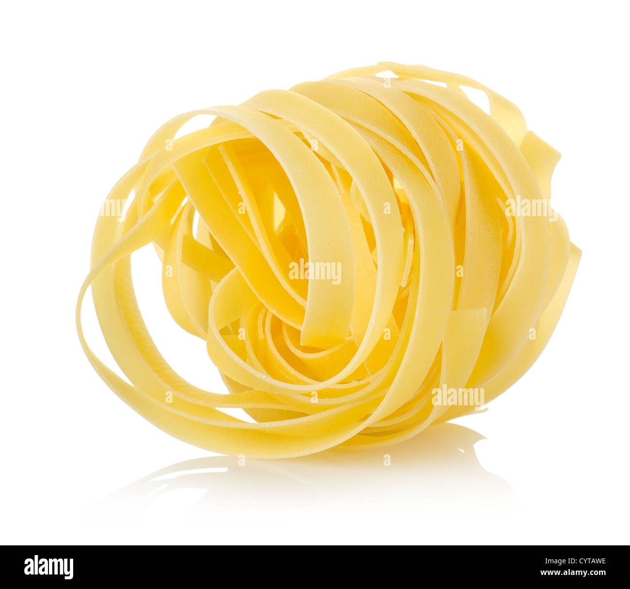 Pasta Tagliatelle isoliert auf weißem Hintergrund Stockfoto