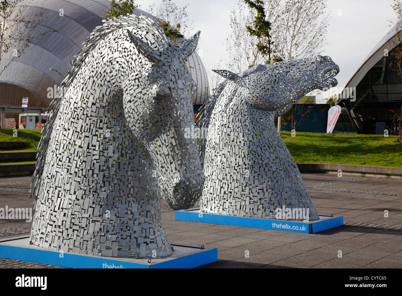 Scale-Modelle der Kelpies-Skulpturen von Andy Scott, Pacific Quay, Glasgow, Schottland, UK mit dem IMAX und Science Center im Hintergrund Stockfoto