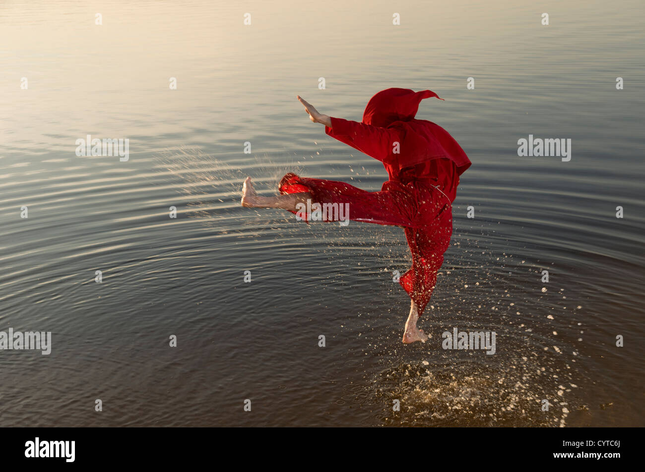 Fighter rot Mönch Reaper Kung Fu Shaolin Flusswasser See Stockfoto