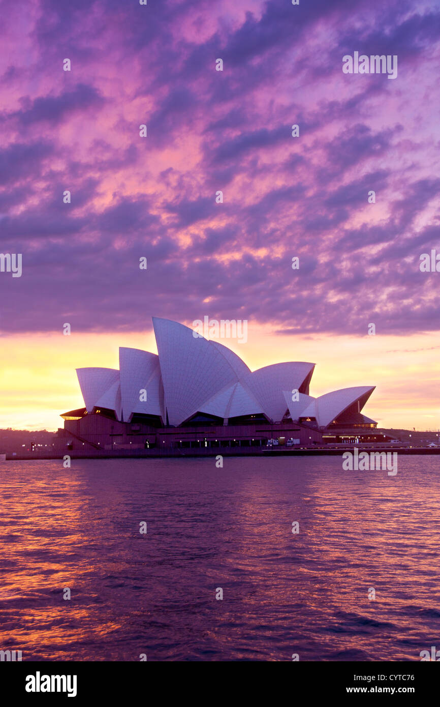 Sydney Opera House vertikale erschossen im Morgengrauen mit dramatischer Himmel Sydney NSW Australia Stockfoto