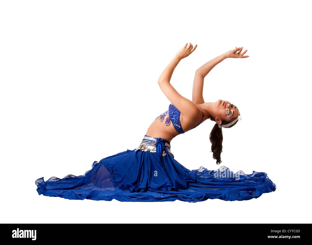 Schöne israelische ägyptischen libanesischen Middle Eastern Bauchtänzerin Performer in blauer Rock und BH mit Armen in Luft sitzen und biegen nach hinten, isoliert. Stockfoto