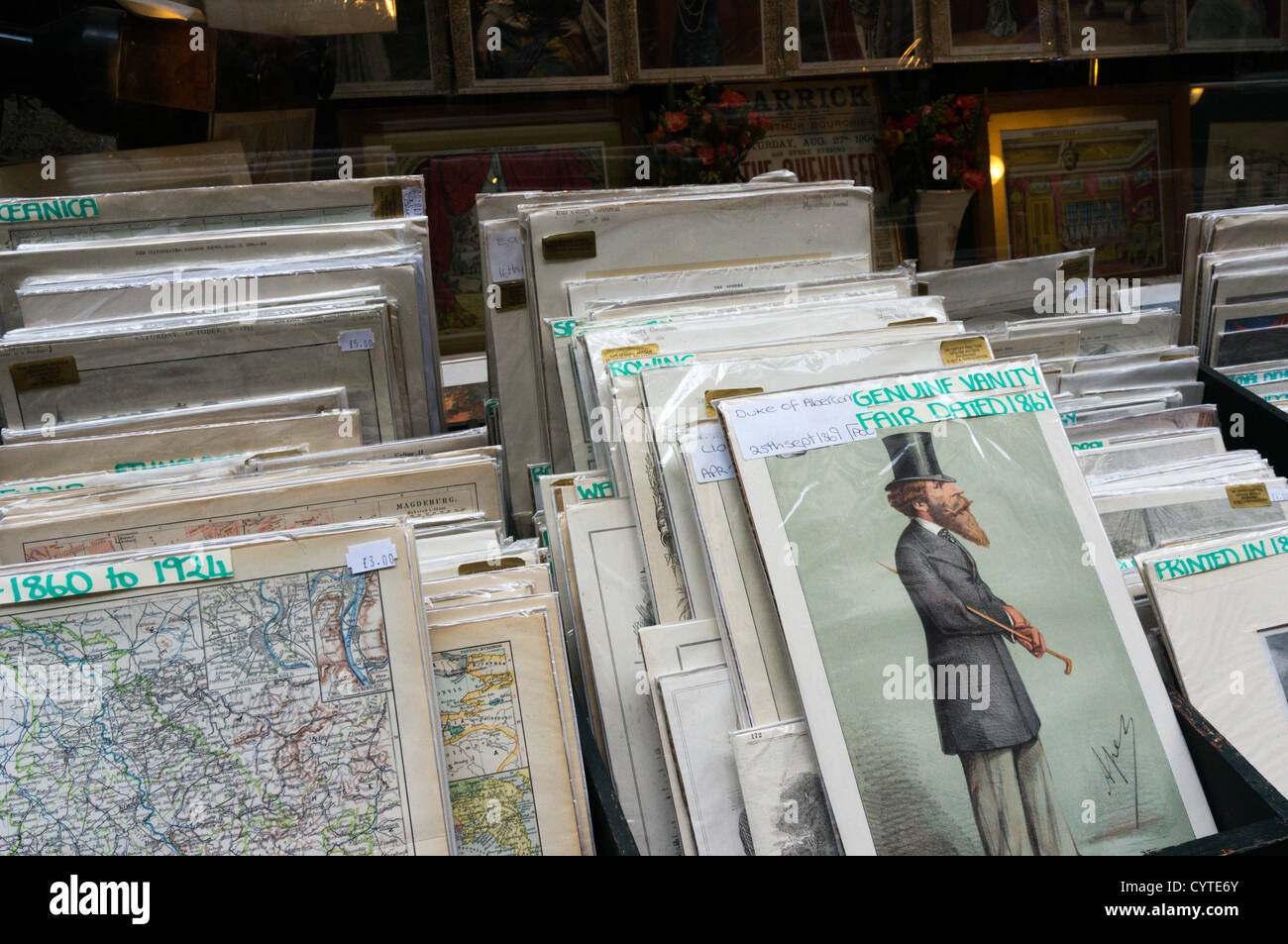 Antike Drucke und Karten zum Verkauf vor einem Geschäft in Cecil Court, zentrales London. Stockfoto