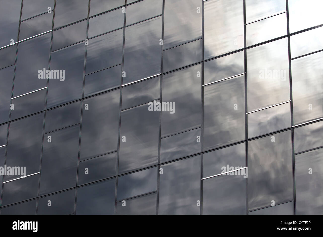 moderne Überlegungen in einem Bürofenster von Wolken und Himmelshintergrund Stockfoto