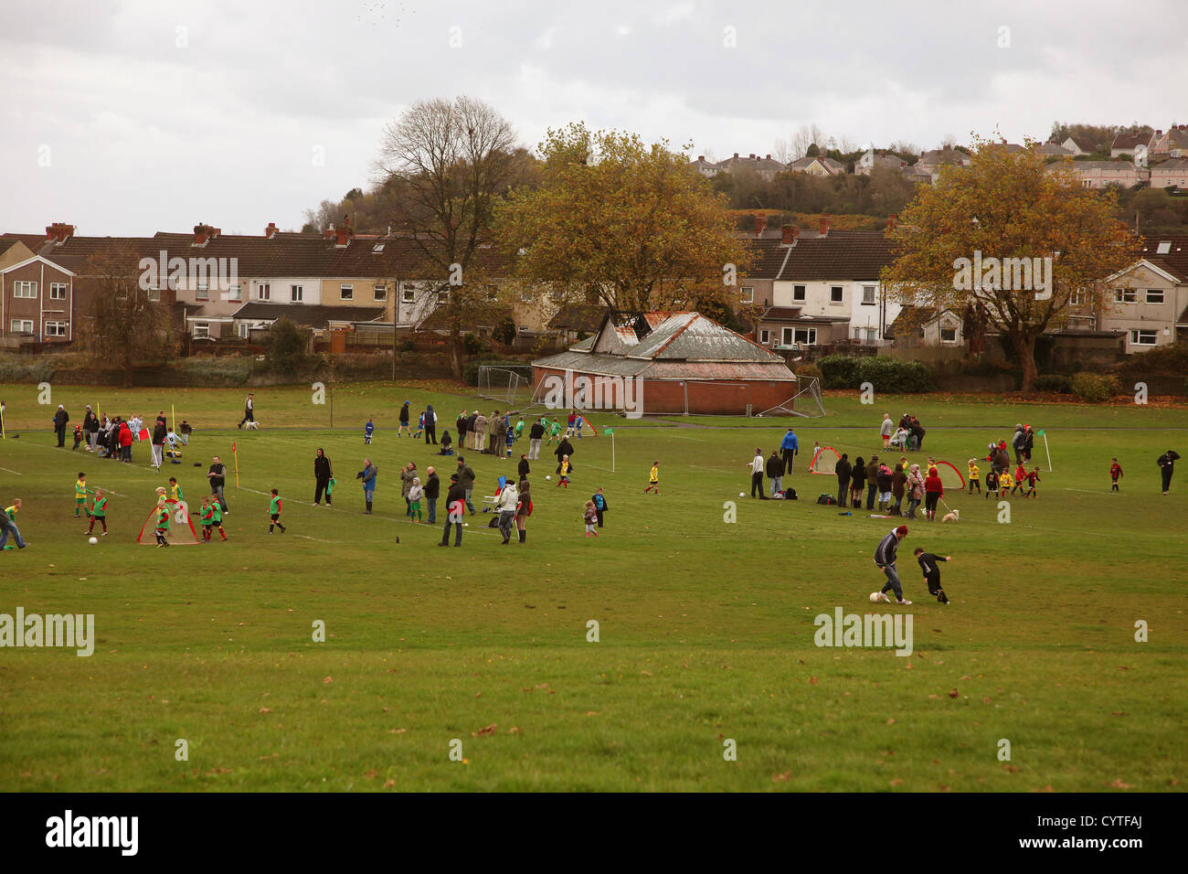 Oktober 2012 Kinderfußball an einem Sonntagmorgen in Burlias, Swansea, South Wales, Großbritannien Stockfoto