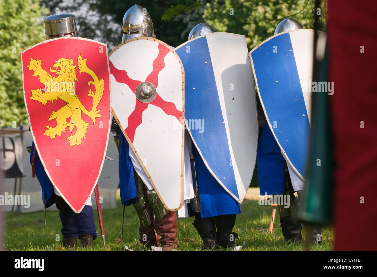 Akteure, die ein Schauplatz einer Schlacht ausleben als Ritter verkleidet Stockfoto