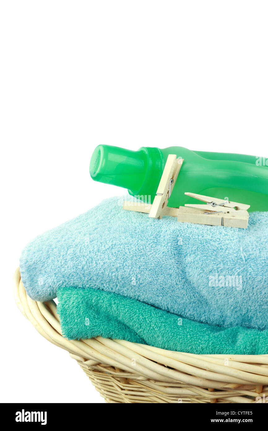 Wäschekorb mit frischen Handtüchern, Wäsche-Seife und Wäscheklammern isoliert auf weiss. Stockfoto