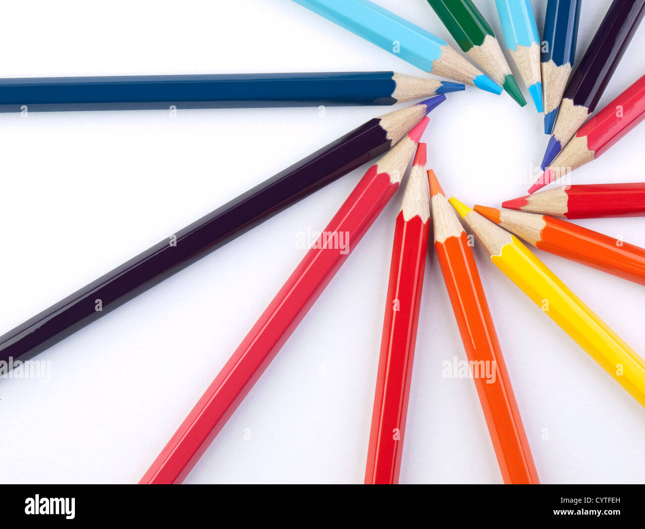 Einen Kreis durch die Punkte mehrere Buntstifte gebildet. Stockfoto