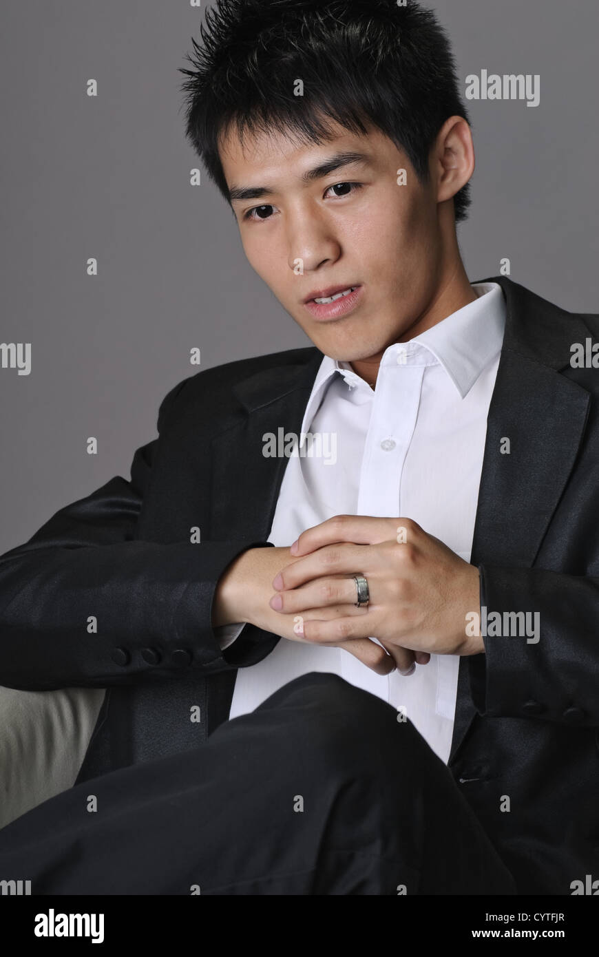 Closeup Portrait der jungen Geschäftsmann auf Stuhl sitzen. Stockfoto