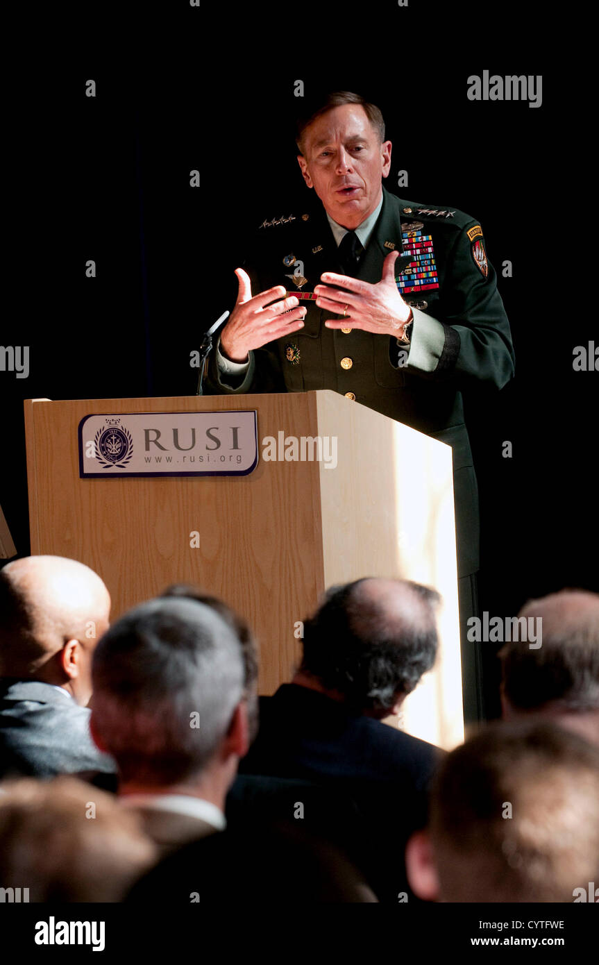 US-General David H. Petraeus, Kommandeur der NATO und der International Security Assistance Force spricht am Royal United Services Institute 23. März 2011 in London, Vereinigtes Königreich.  Petraeus sein Amt als Direktor der CIA am 9. November 2012 nach Abgabe einer Erklärung sagen, dass er in einer außerehelichen Affäre engagiert hatte. Stockfoto