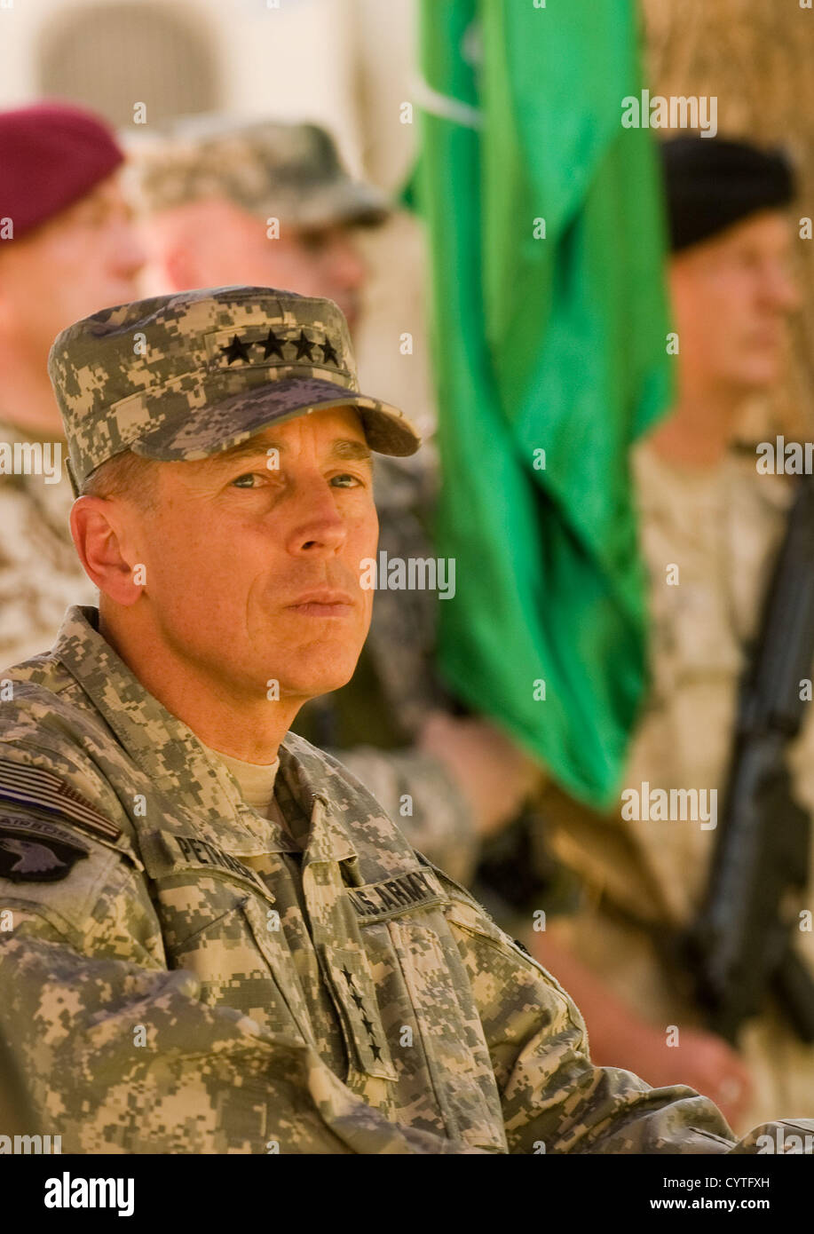 US-General David H. Petraeus, Kommandeur der NATO und der International Security Assistance Force übernahm das Kommando offiziell im Rahmen einer Feierstunde 4. Juli 2010 Kabul, Afghanistan. Petraeus sein Amt als Direktor der CIA am 9. November 2012 nach Abgabe einer Erklärung sagen, dass er in einer außerehelichen Affäre engagiert hatte. Stockfoto