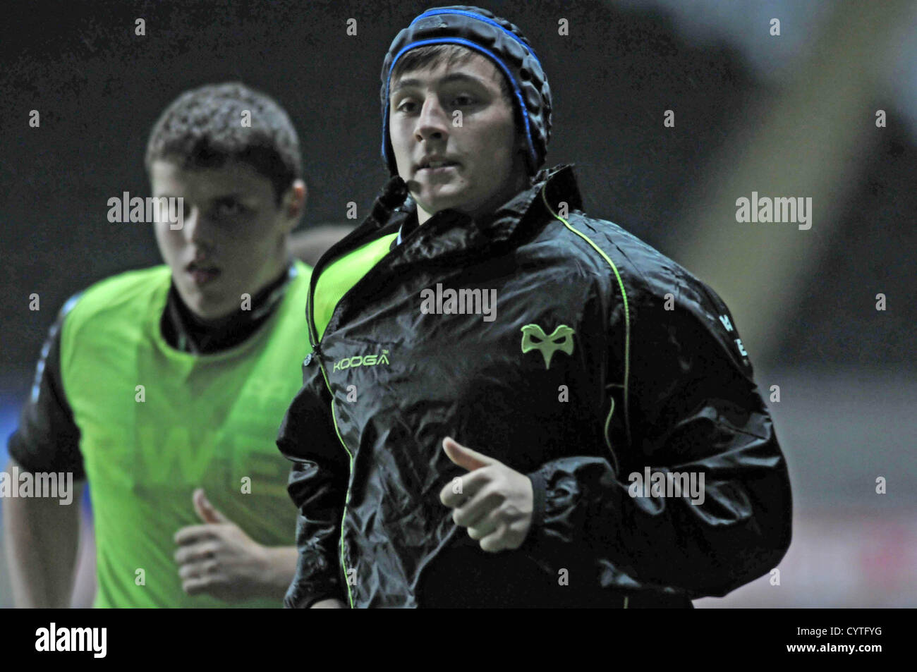 Fischadler V Gloucester - LV = Cup - Swansea 9. November 2012: Fischadler Sam Davies, der auch der Sohn von Gloucester Trainer Nigel Davies. Stockfoto