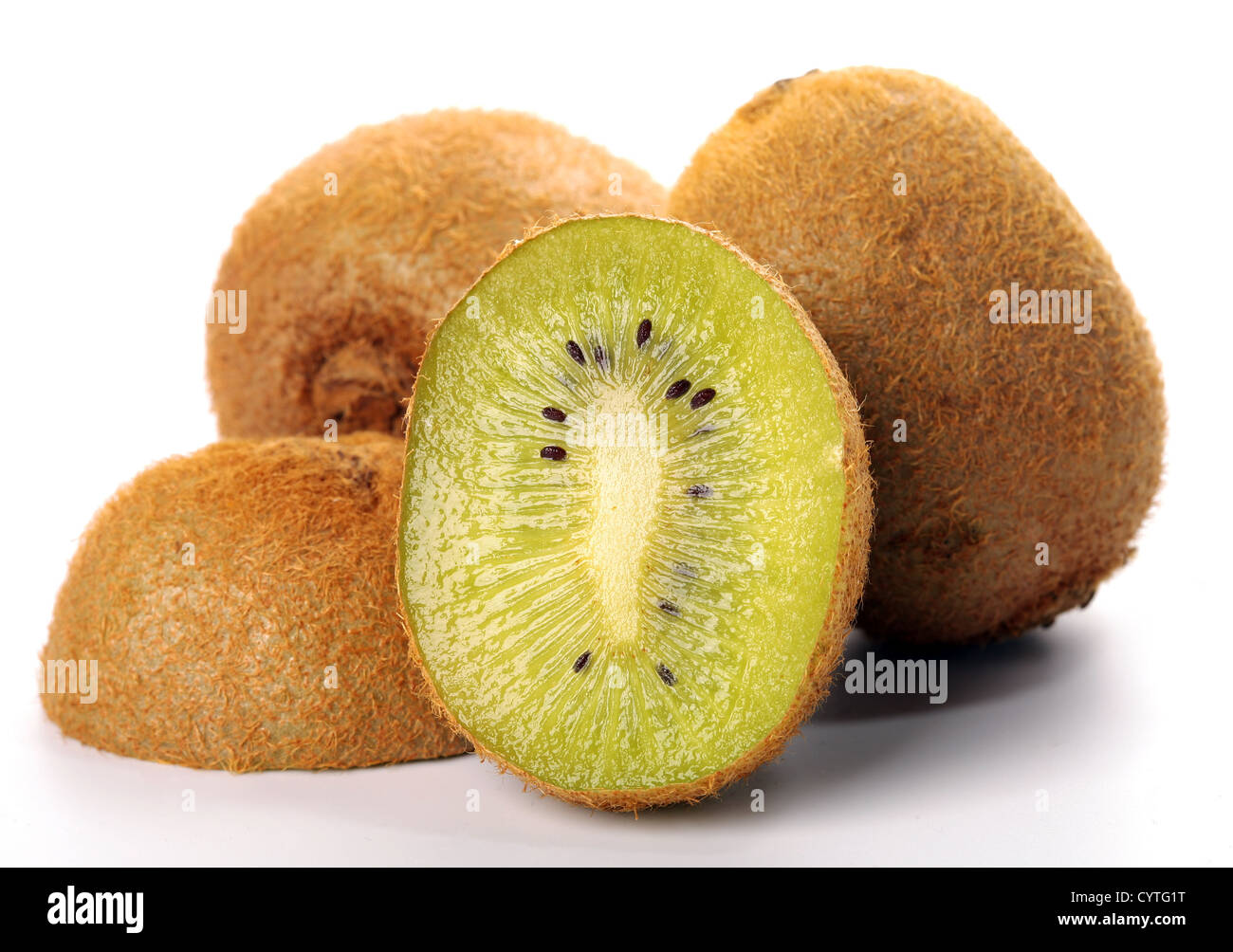 in Scheiben geschnittenen Kiwi auf weißem Hintergrund Stockfoto