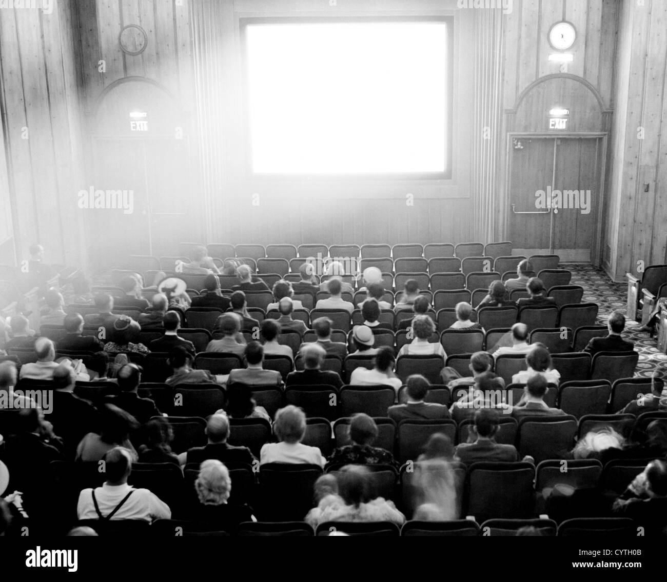 Paare in einem Theater bereitet sich einen Film ansehen Stockfoto