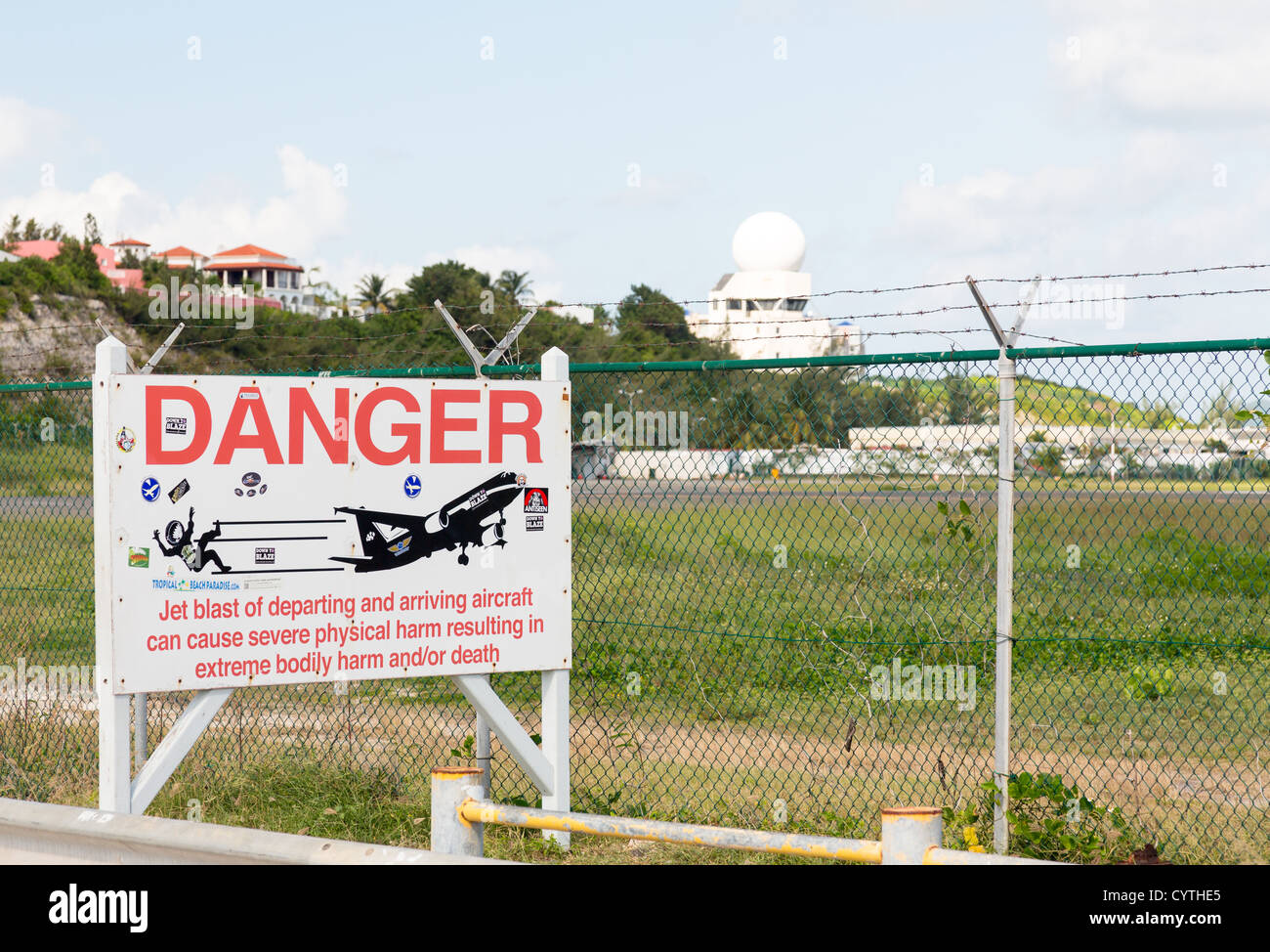 Warnschild von Maho Beach und Princess Juliana INternational Airport Warnung Touristen nicht zu nah an Düsen Stockfoto