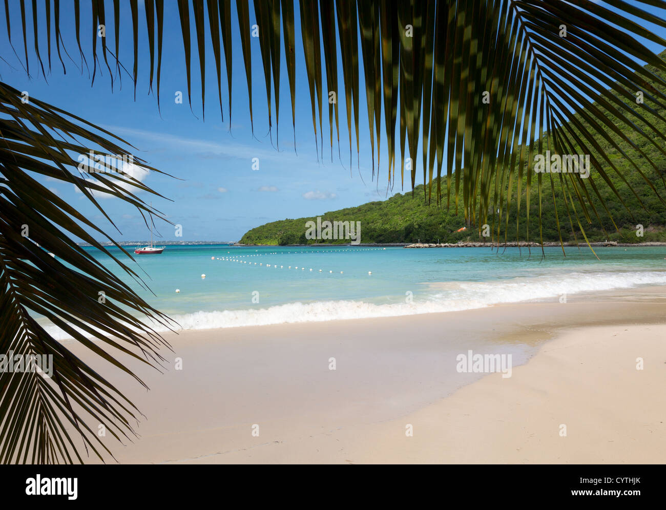 Karibikstrand - Anse Marcel tropischer Inselstrand und Boote auf französischer Seite von Saint Martin / Sint Maarten in der Karibik Stockfoto
