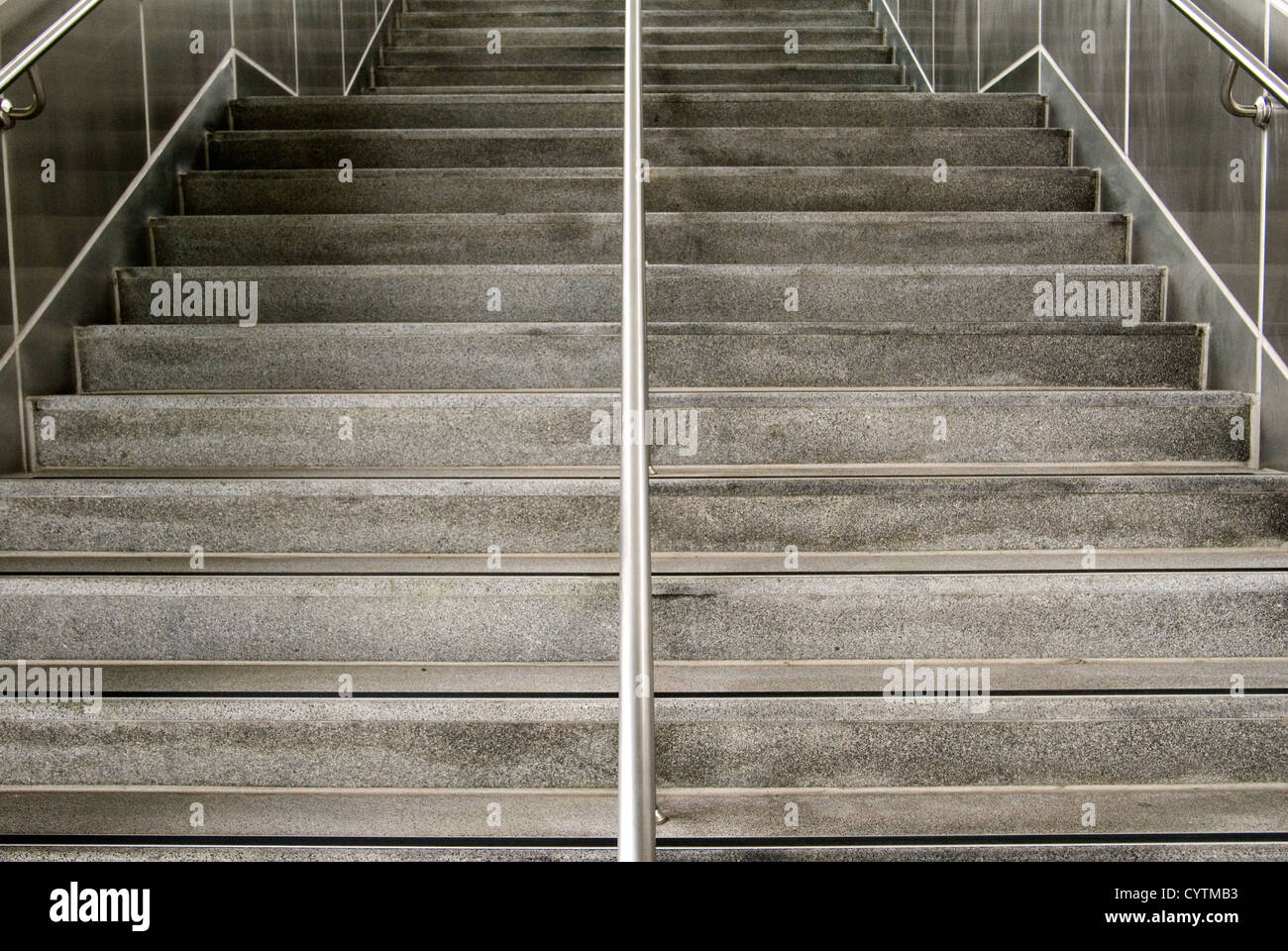 Hier sind Treppen, denen Man nach oben oder unten gehen kann. Stockfoto