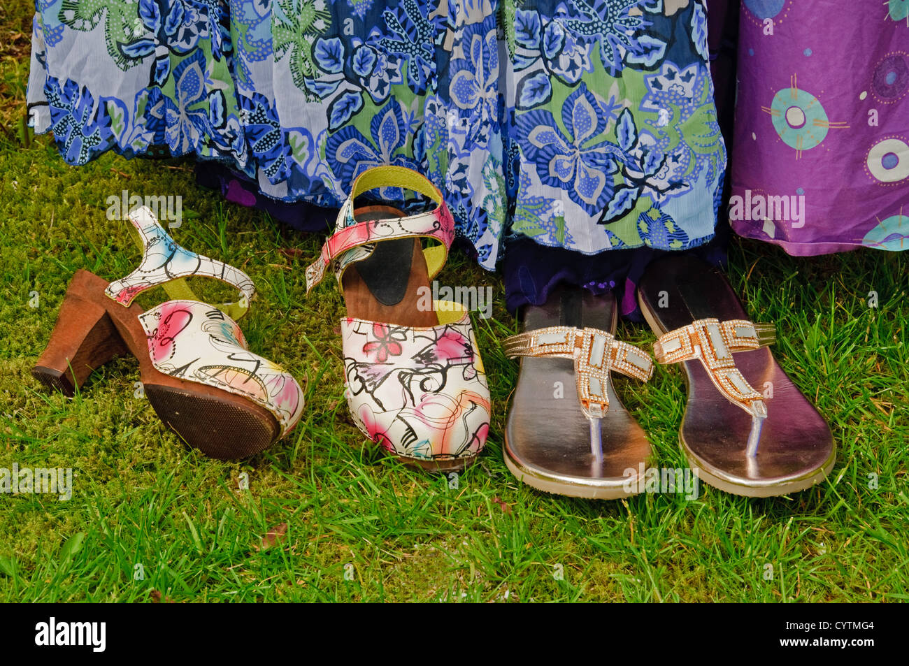 Sommer Kleider hängen im Garten mit zwei Paar Schuhe vor Stockfoto