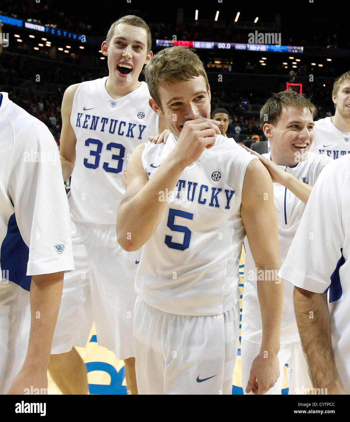 9. November 2012 - Brooklyn, NY, USA - Kyle Wiltjer, Jarrod Polson, Brian Long links der Gerichtshof nach der University of Kentucky Maryland in der Barclays Center Classic besiegte in der Barclays Center in Brooklyn, NY., Freitag, 9. November 2012. UK gewann 72-69. Dies ist zweite Hälfte Aktion. Foto von Charles Bertram | Personal. (Kredit-Bild: © Lexington Herald-Leader/ZUMAPRESS.com) Stockfoto