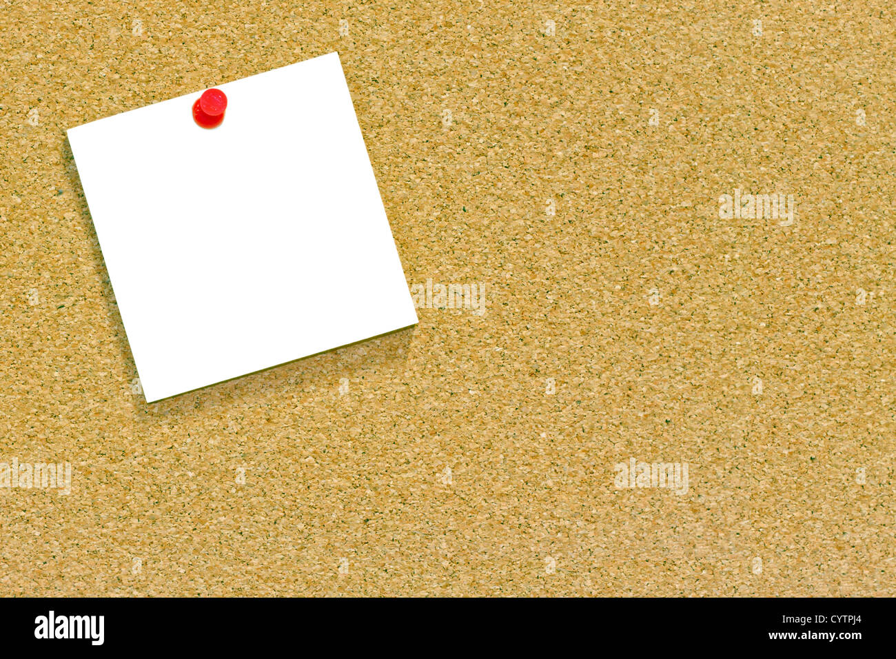 Ein leeres Memo oder Notiz angeheftet, eine Kork-Pinnwand mit Exemplar. Stockfoto